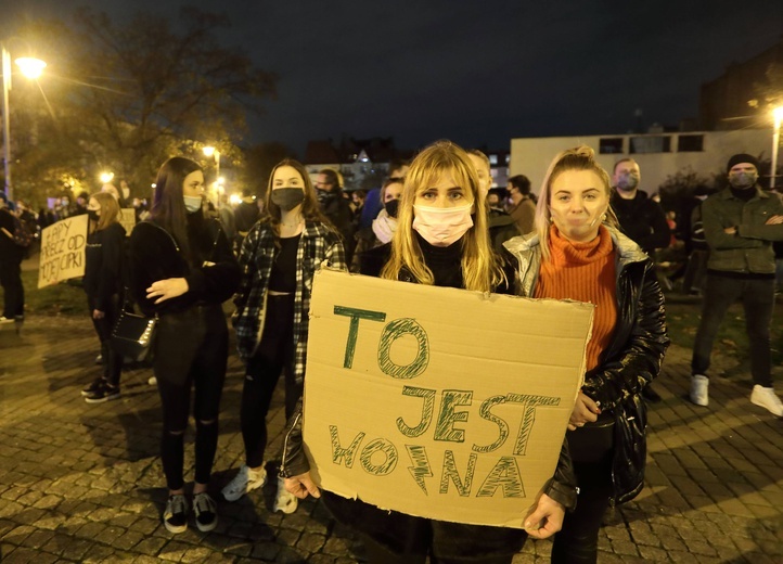 Protest przed katowicką katedrą.