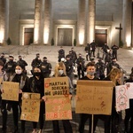 Protest przed katowicką katedrą.