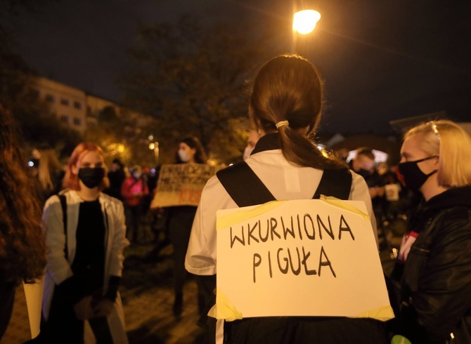 Protest przed katowicką katedrą.