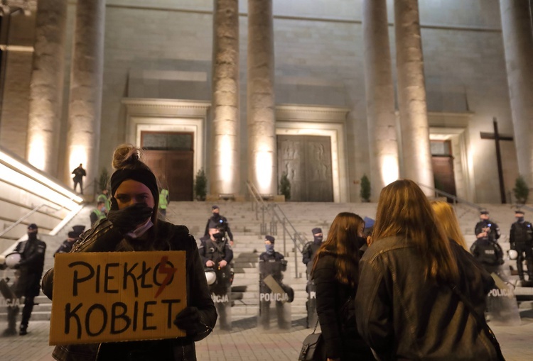 Protest przed katowicką katedrą.