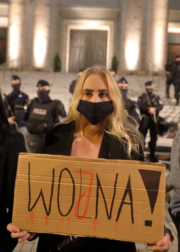 Protest przed katowicką katedrą.