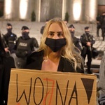 Protest przed katowicką katedrą.