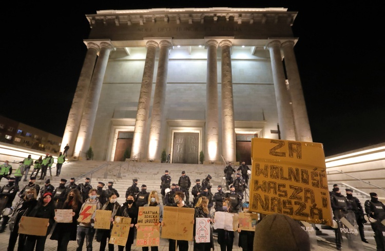 Protest przed katowicką katedrą.