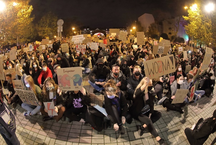 Protest przed katowicką katedrą.