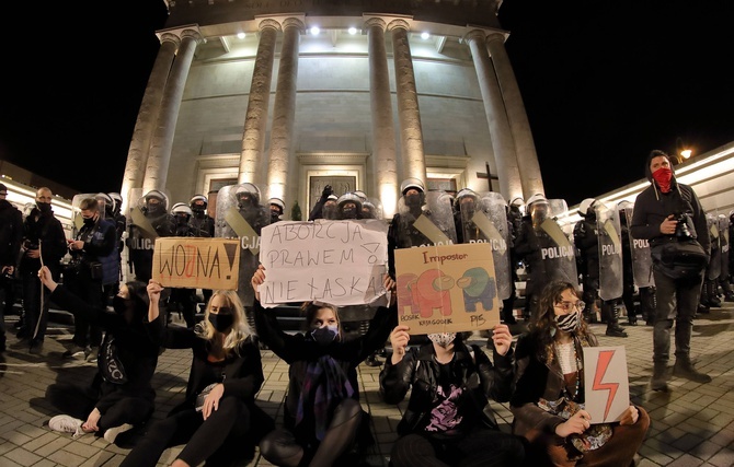 Protest przed katowicką katedrą.