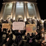 Protest przed katowicką katedrą.