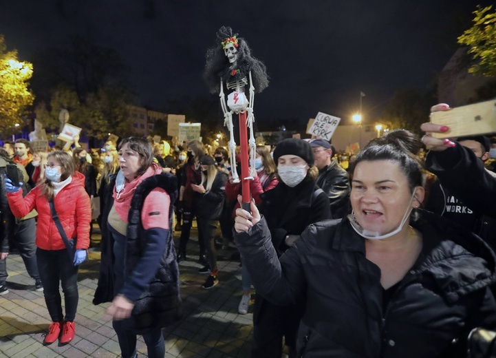 Protest przed katowicką katedrą.