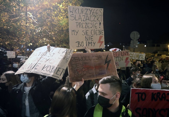 Protest przed katowicką katedrą.