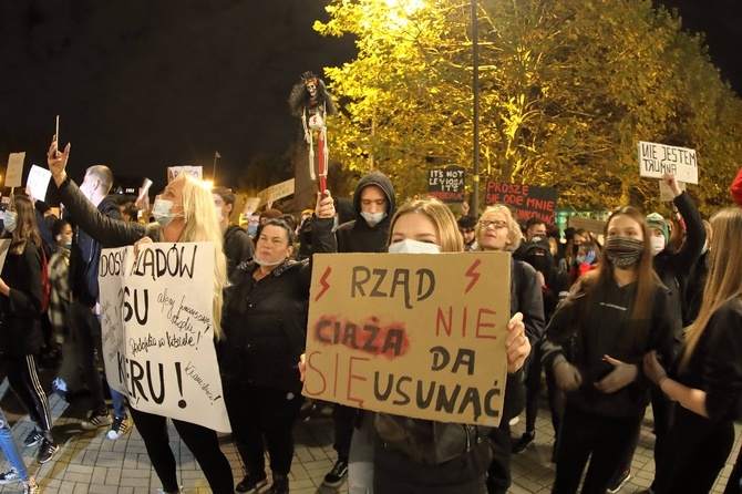 Protest przed katowicką katedrą.