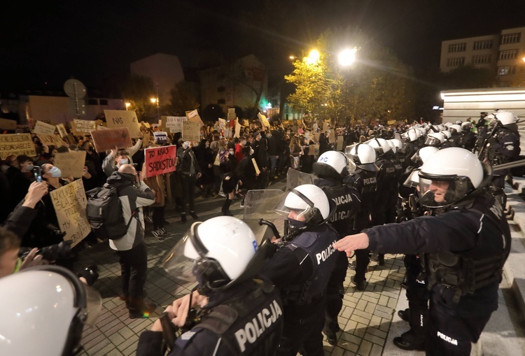 Protest przed katowicką katedrą.