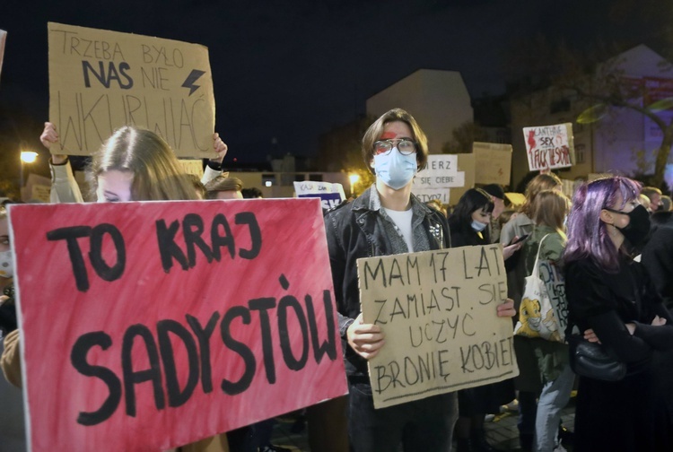 Protest przed katowicką katedrą.