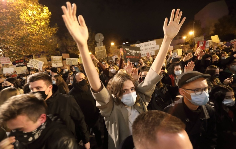 Protest przed katowicką katedrą.