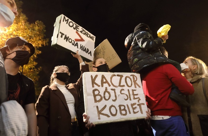 Protest przed katowicką katedrą.