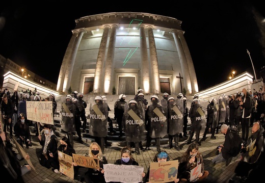 Protest przed katowicką katedrą.