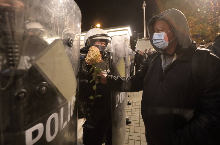 Protest przed katowicką katedrą.