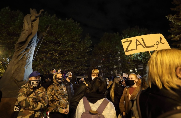 Protest przed katowicką katedrą.