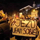 Protest przed katowicką katedrą.