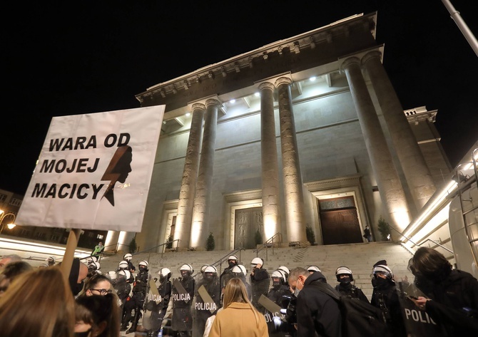 Protest przed katowicką katedrą.