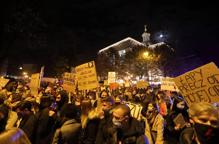 Protest przed katowicką katedrą.