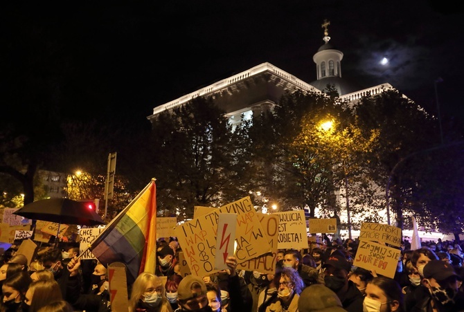 Protest przed katowicką katedrą.