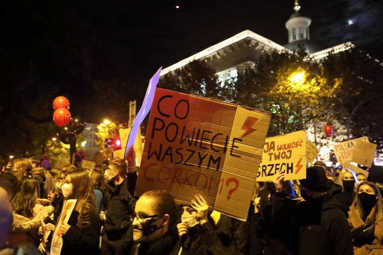 Protest przed katowicką katedrą.