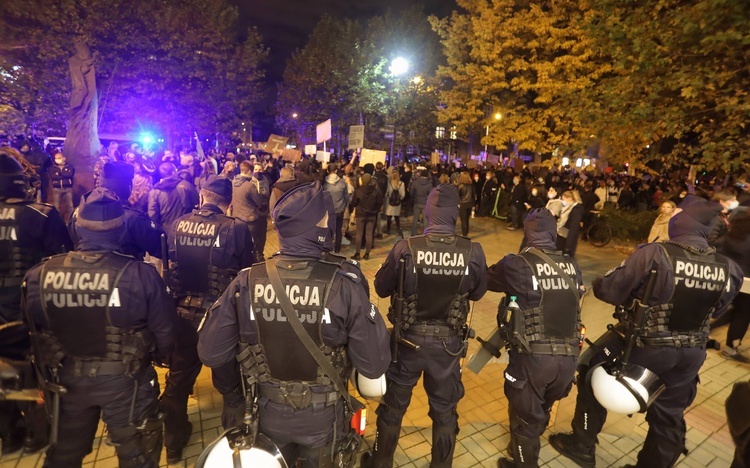 Protest przed katowicką katedrą.