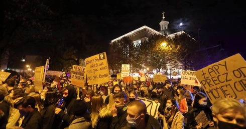 Katowice. Kolejny dzień manifestacji przed katowicką katedrą