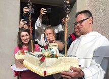 ▲	O. Krzysztof Ruszel i Magdalena Waligóra zapraszają pierwszych gości.