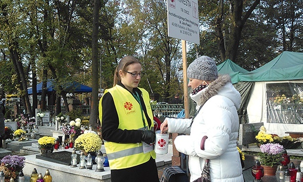 Kwesty prowadzone były m.in. na największych katowickich nekropoliach, w Bogucicach, Murckach czy Panewnikach.