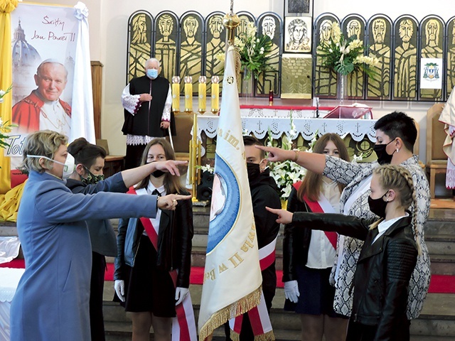 ▲	Na poświęcony i przekazany placówce sztandar uczniowie złożyli ślubowanie.