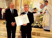 Samorządowcy odebrali dokument z Watykanu, potwierdzający, że papież Polak jest patronem Małopolski. 