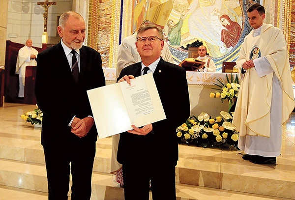 Samorządowcy odebrali dokument z Watykanu, potwierdzający, że papież Polak jest patronem Małopolski. 