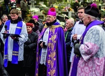 ▼	Przez cały listopad będzie można otrzymać odpust zupełny dla wiernych zmarłych. Na zdjęciu: procesja w 2017 roku.