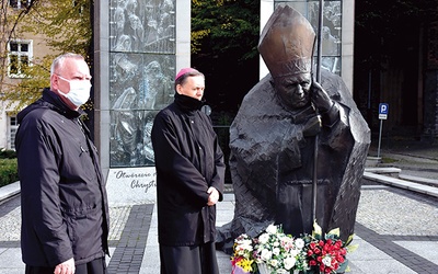 	Duchowni zgromadzeni pod pomnikiem przewodzili modlitwie przybyłych do katedry wiernych.