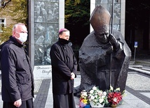 	Duchowni zgromadzeni pod pomnikiem przewodzili modlitwie przybyłych do katedry wiernych.