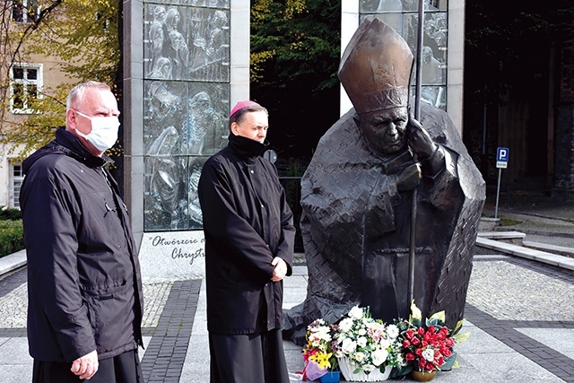 	Duchowni zgromadzeni pod pomnikiem przewodzili modlitwie przybyłych do katedry wiernych.