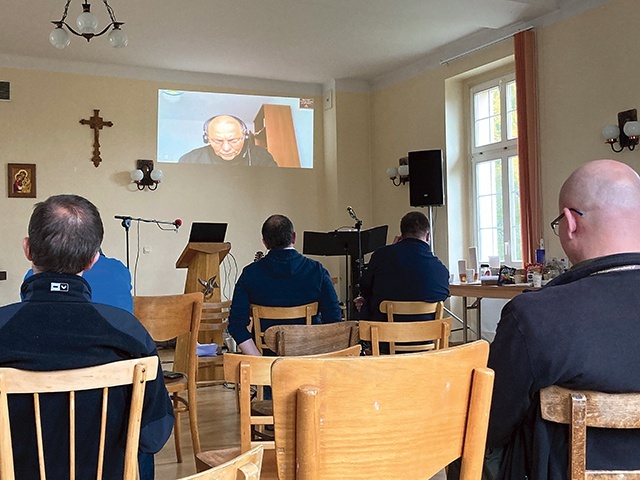 O. Włodzimierz Zatorski łączył się z uczestnikami za pomocą internetu.