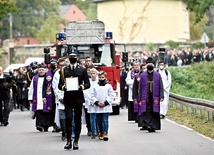 Kondukt żałobny Macieja Aleksiuka nie miał końca. Tłumy żegnały w Roztoce 20-latka.