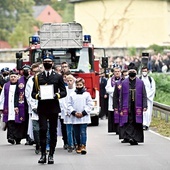 Kondukt żałobny Macieja Aleksiuka nie miał końca. Tłumy żegnały w Roztoce 20-latka.