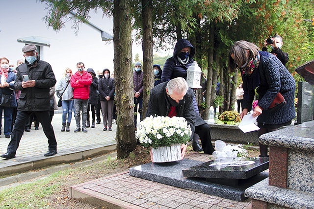 Organizacja pierwszego takiego pochówku w tym mieście  to inicjatywa Dębickiego Hospicjum Domowego  im. św. Jana Pawła II. 