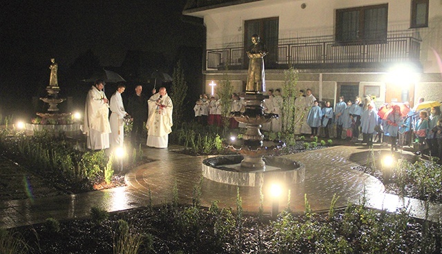 W październiku poświęcone zostały nowe pomniki św. Jana Pawła II i bł. ks. Jerzego Popiełuszki.