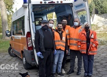 Ks. Radosław Kisiel z włoskimi wolontariuszami, którzy przywieźli ambulans.
