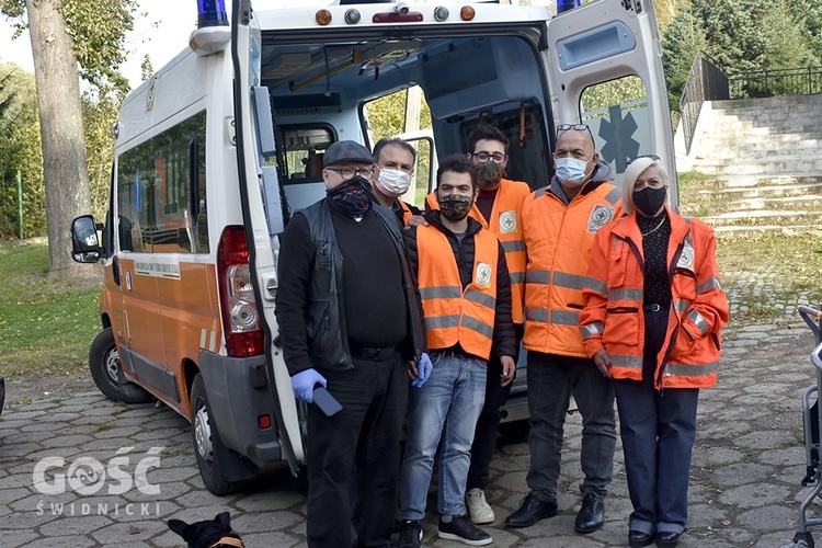 Ks. Radosław Kisiel z włoskimi wolontariuszami, którzy przywieźli ambulans.