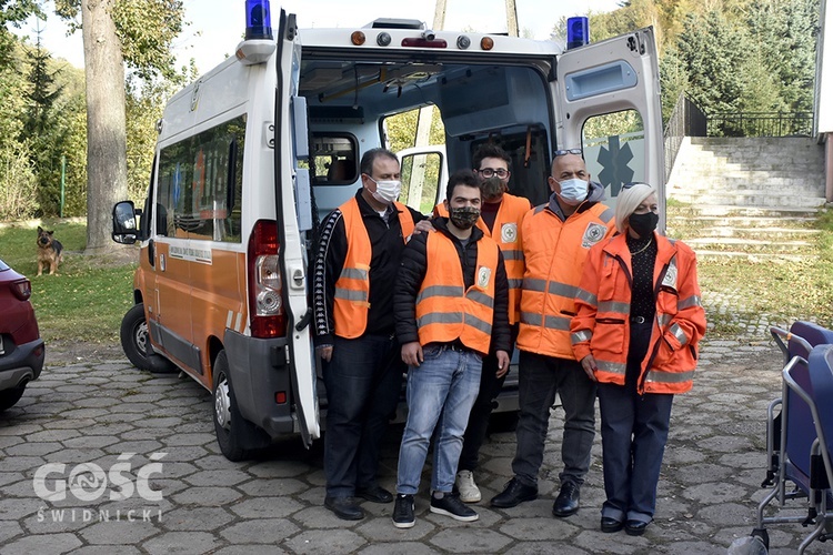 Odebranie ambulansu przez Caritas