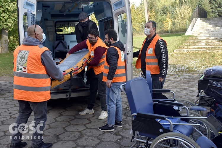 Odebranie ambulansu przez Caritas