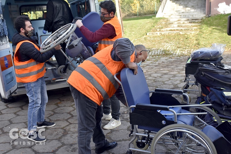 Odebranie ambulansu przez Caritas