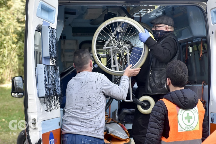 Odebranie ambulansu przez Caritas