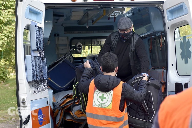 Odebranie ambulansu przez Caritas