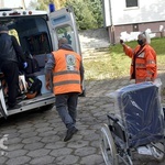 Odebranie ambulansu przez Caritas