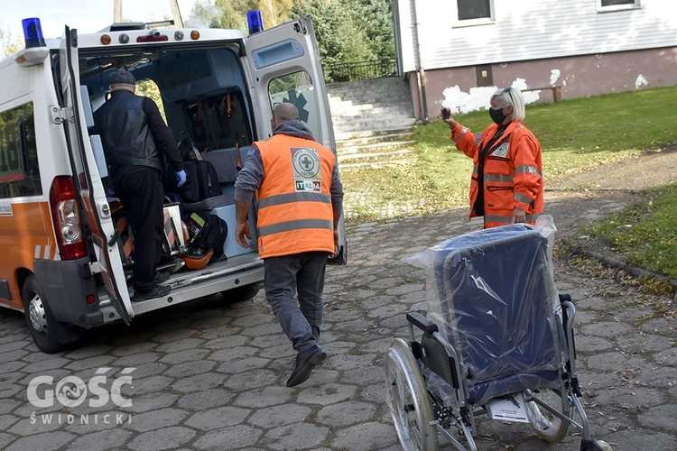 Odebranie ambulansu przez Caritas